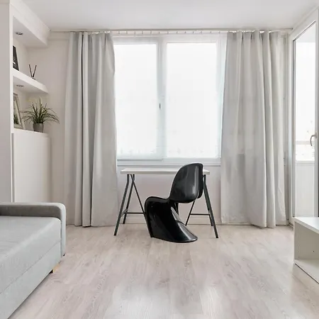 Sunny City-center - Zielna Street ワルシャワ